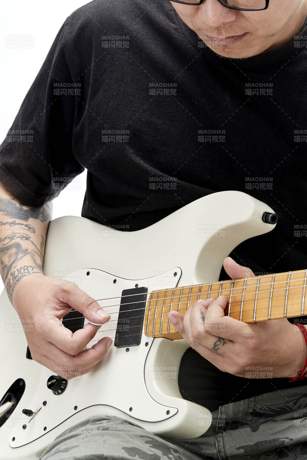 示范演奏搖滾電吉他的亞洲男性樂手人像局部特寫