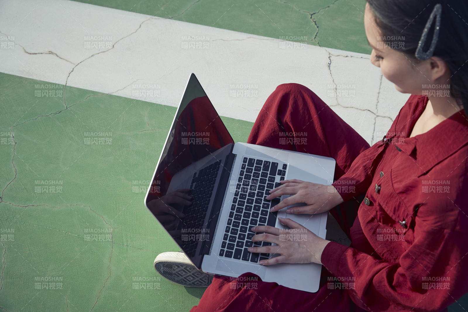 亞洲商務年輕女性在樓頂停機坪使用電腦辦公