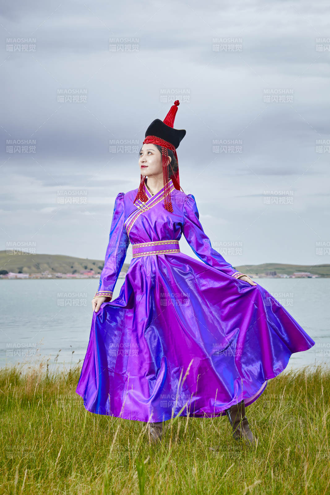 草原上身穿豪華蒙古族服飾的蒙族少女