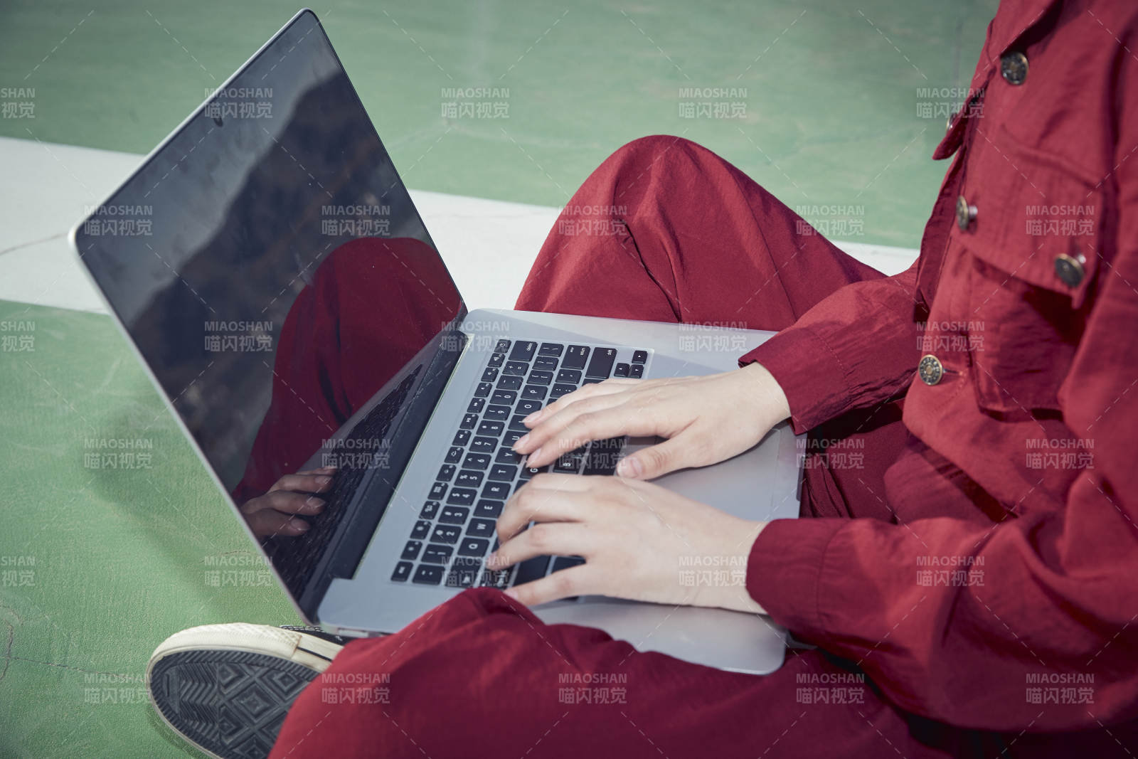 亞洲商務年輕女性在樓頂停機坪使用電腦辦公