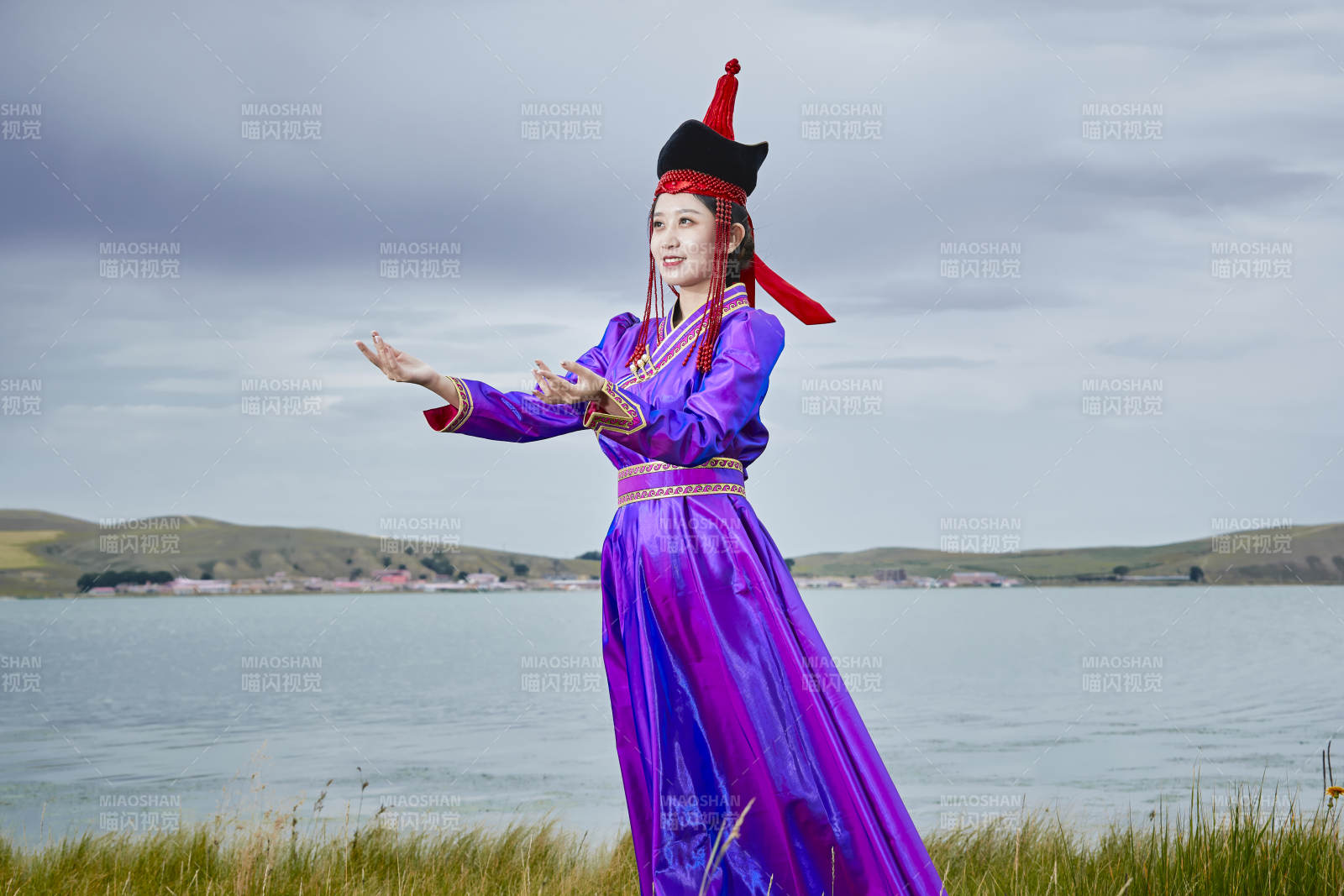 草原上身穿豪華蒙古族服飾的蒙族少女