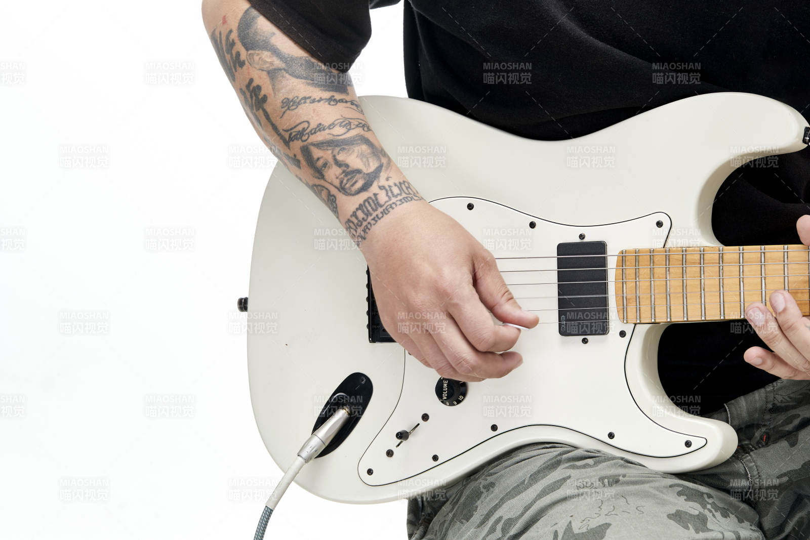 示范演奏搖滾電吉他的亞洲男性樂手人像局部特寫