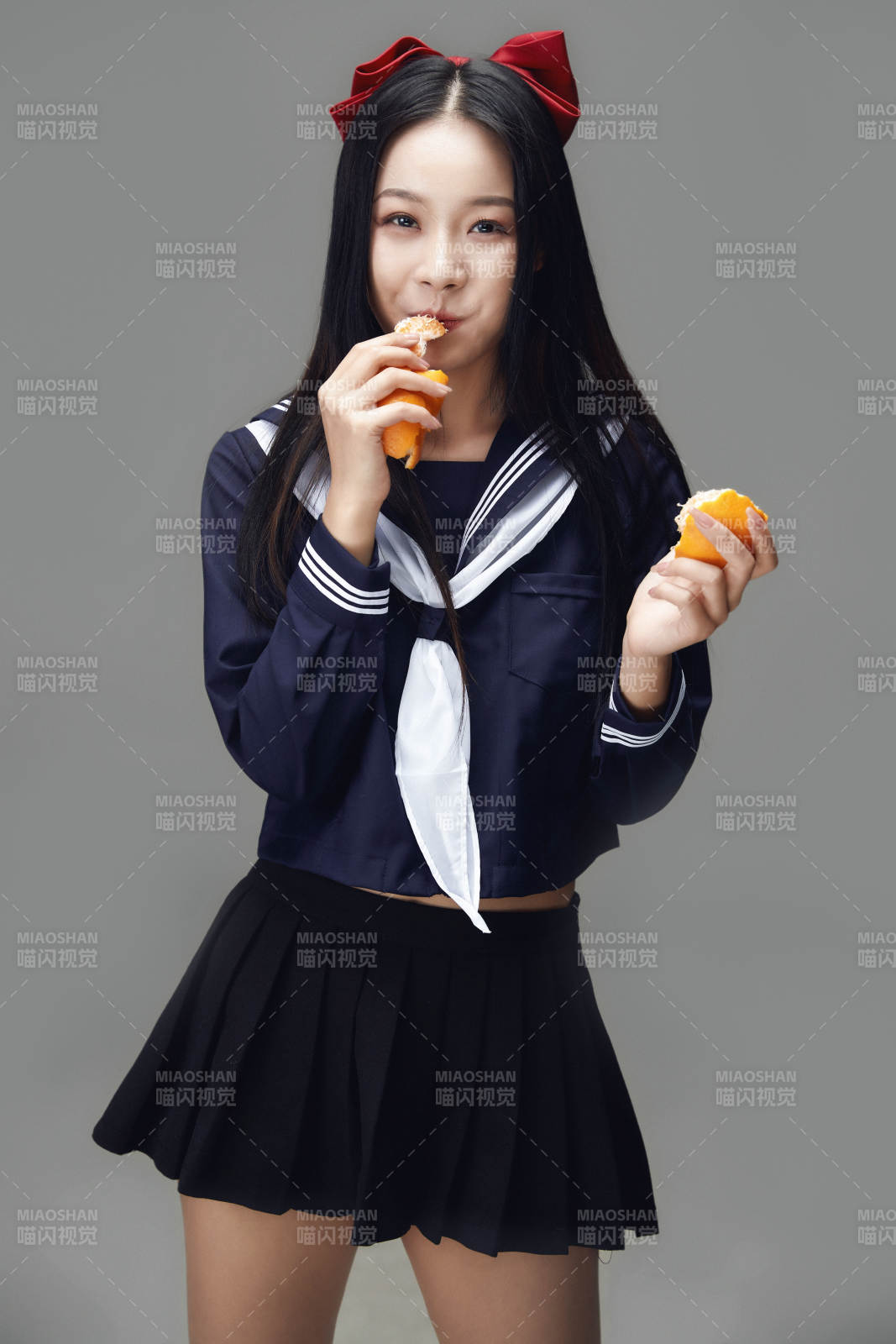 吃水果的亞洲東方長(zhǎng)發(fā)少女