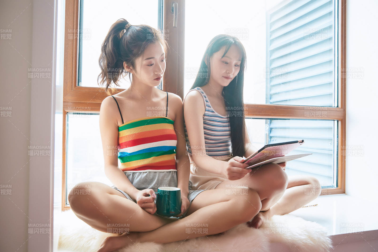 午后坐在飄窗上追劇休息的閨蜜少女