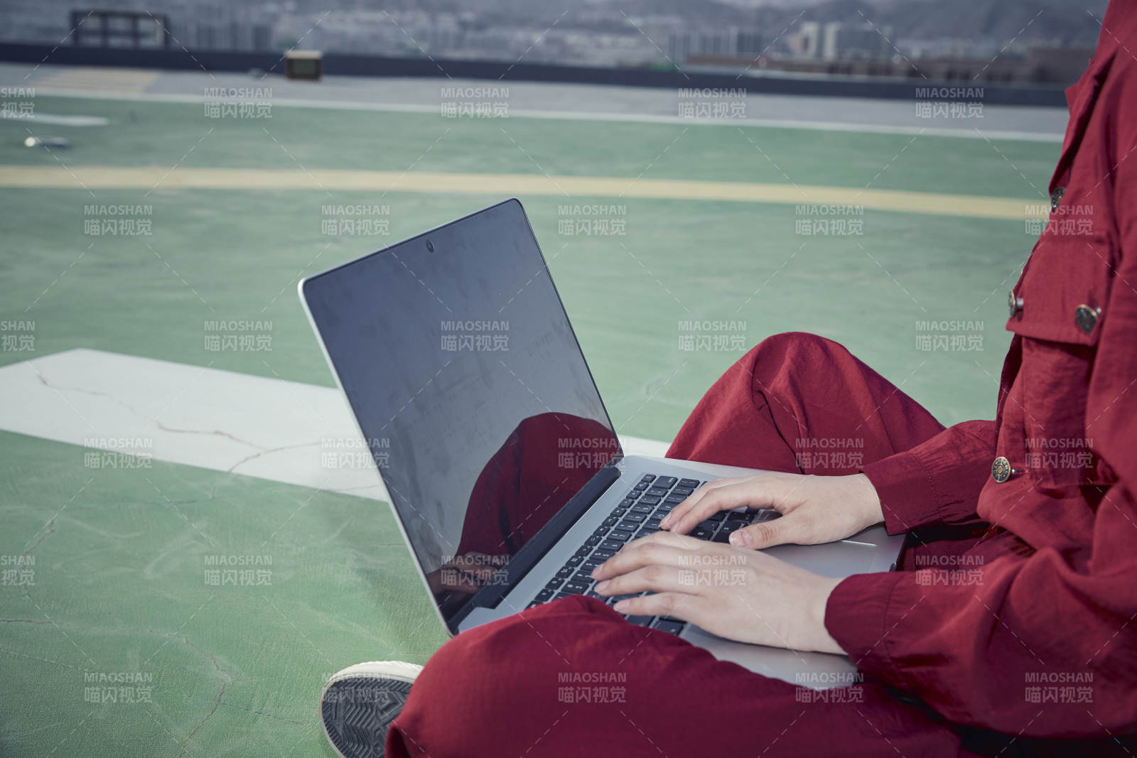亚洲商务年轻女性在楼顶停机坪使用电脑办公