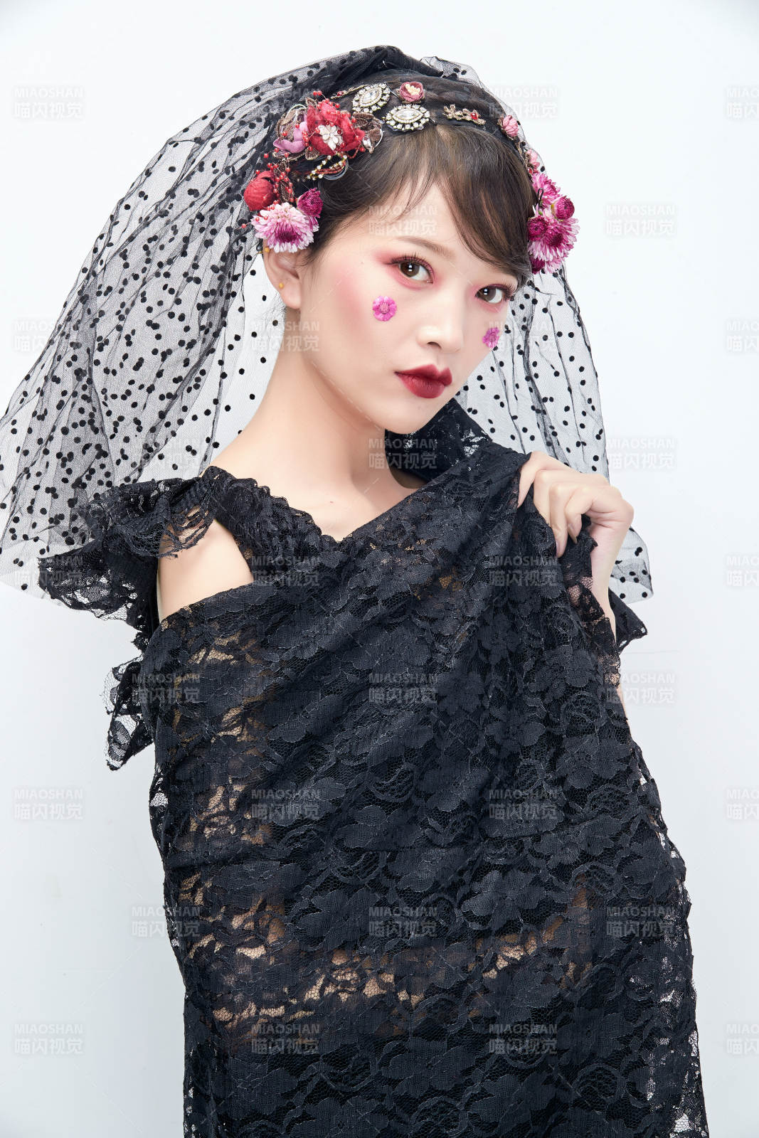 白色背景下的新娘彩妝美女人像