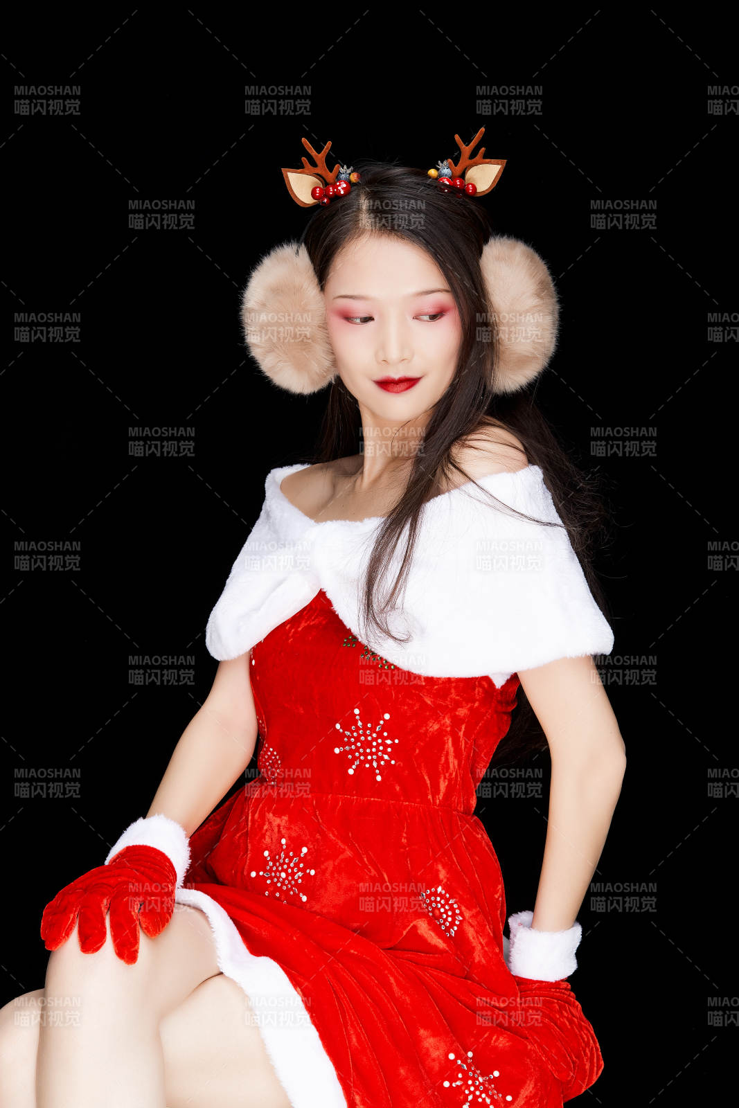 身穿圣誕服飾手提購物袋性感可愛的圣誕女郎