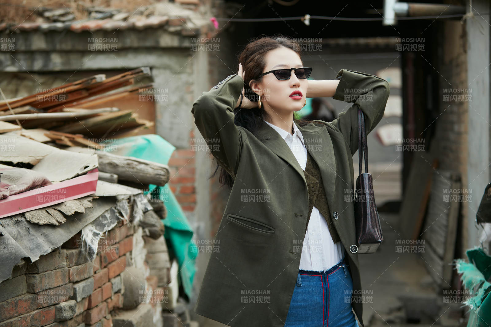 老旧城区里穿着复古港风的美丽清纯少女