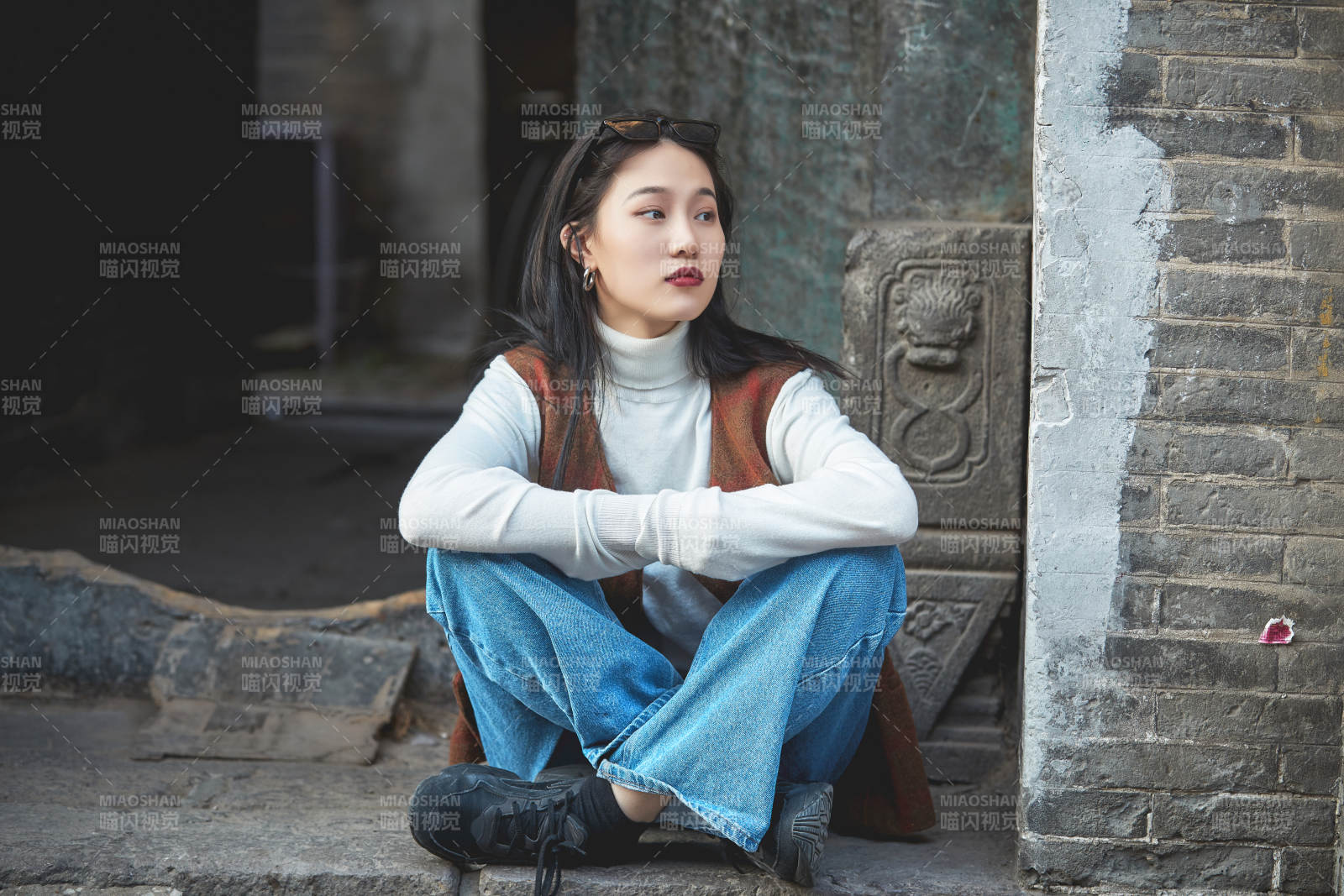 老舊城區里穿著復古港風的美麗清純少女