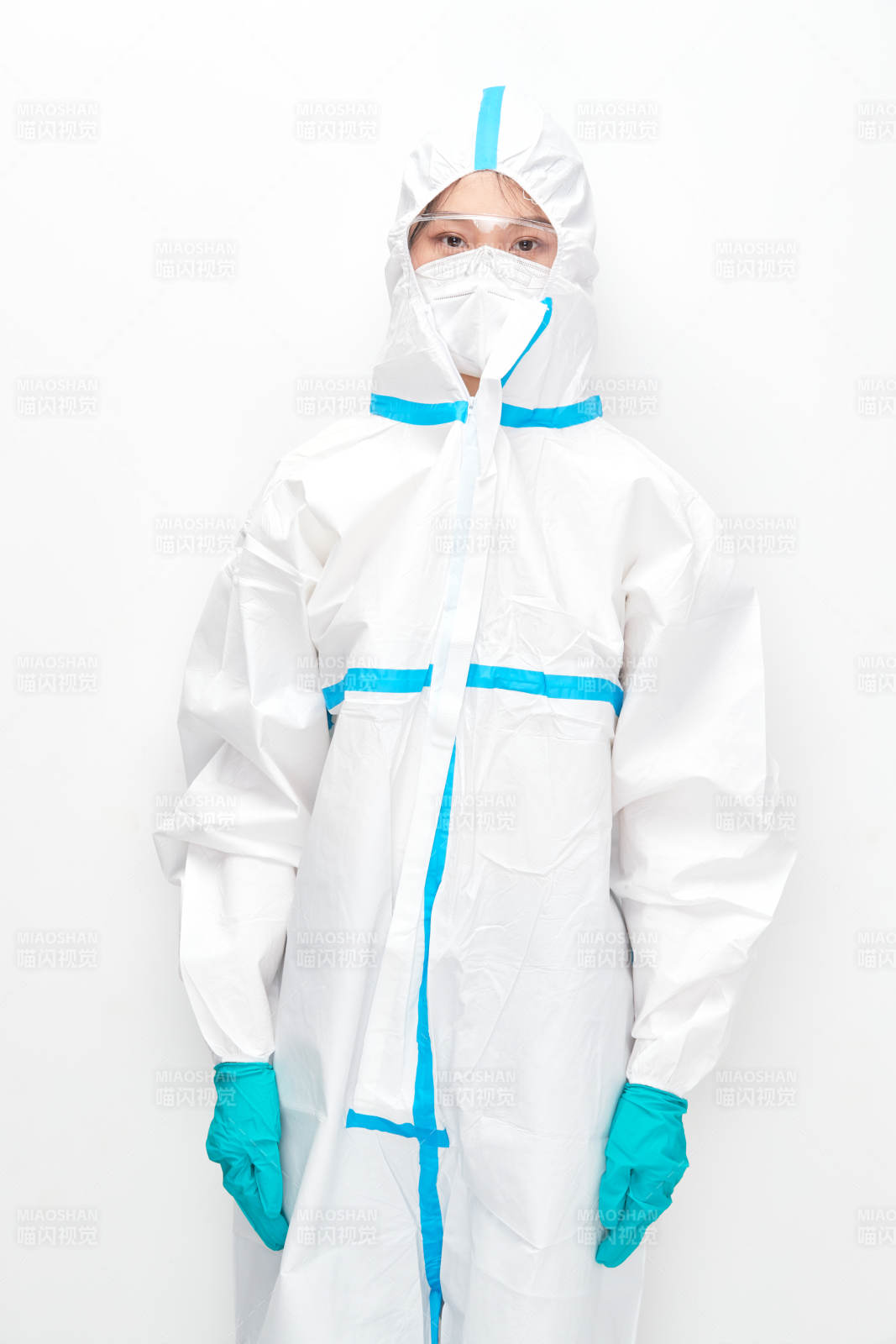 穿白色防护服佩戴护目镜口罩的女性医疗人员