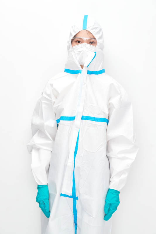 穿白色防护服佩戴护目镜口罩的女性医疗人员