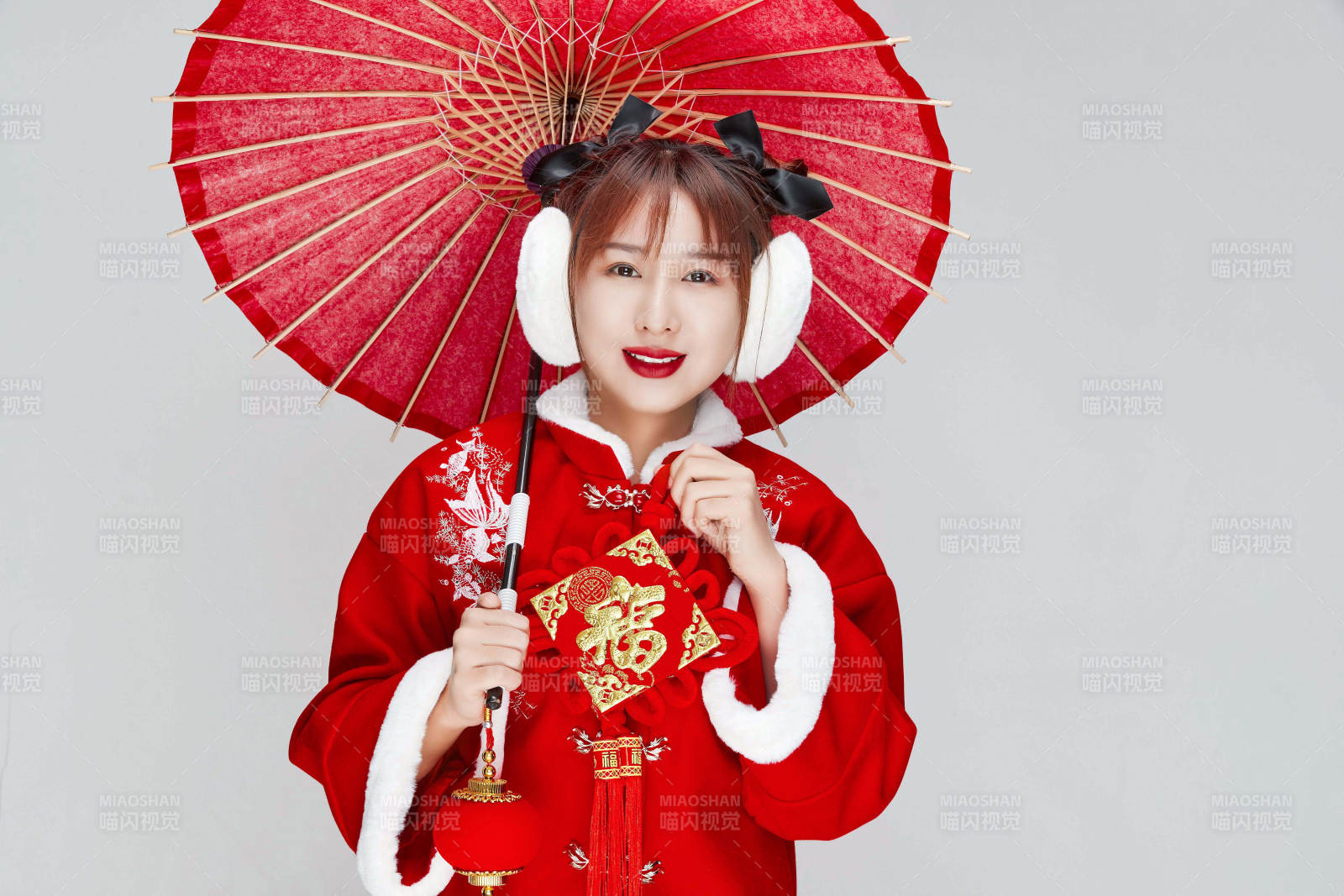 手打油紙傘手提紅燈籠身穿喜慶漢服的可愛少女