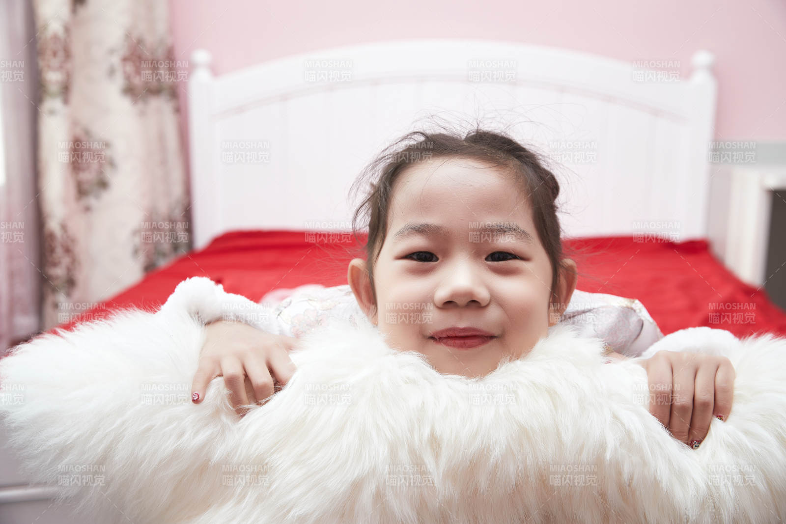 在家玩耍的亞洲小女孩