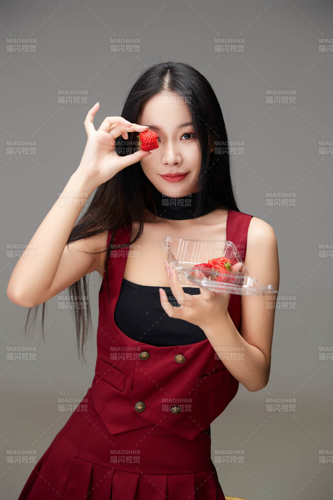 吃水果的亞洲東方長發少女