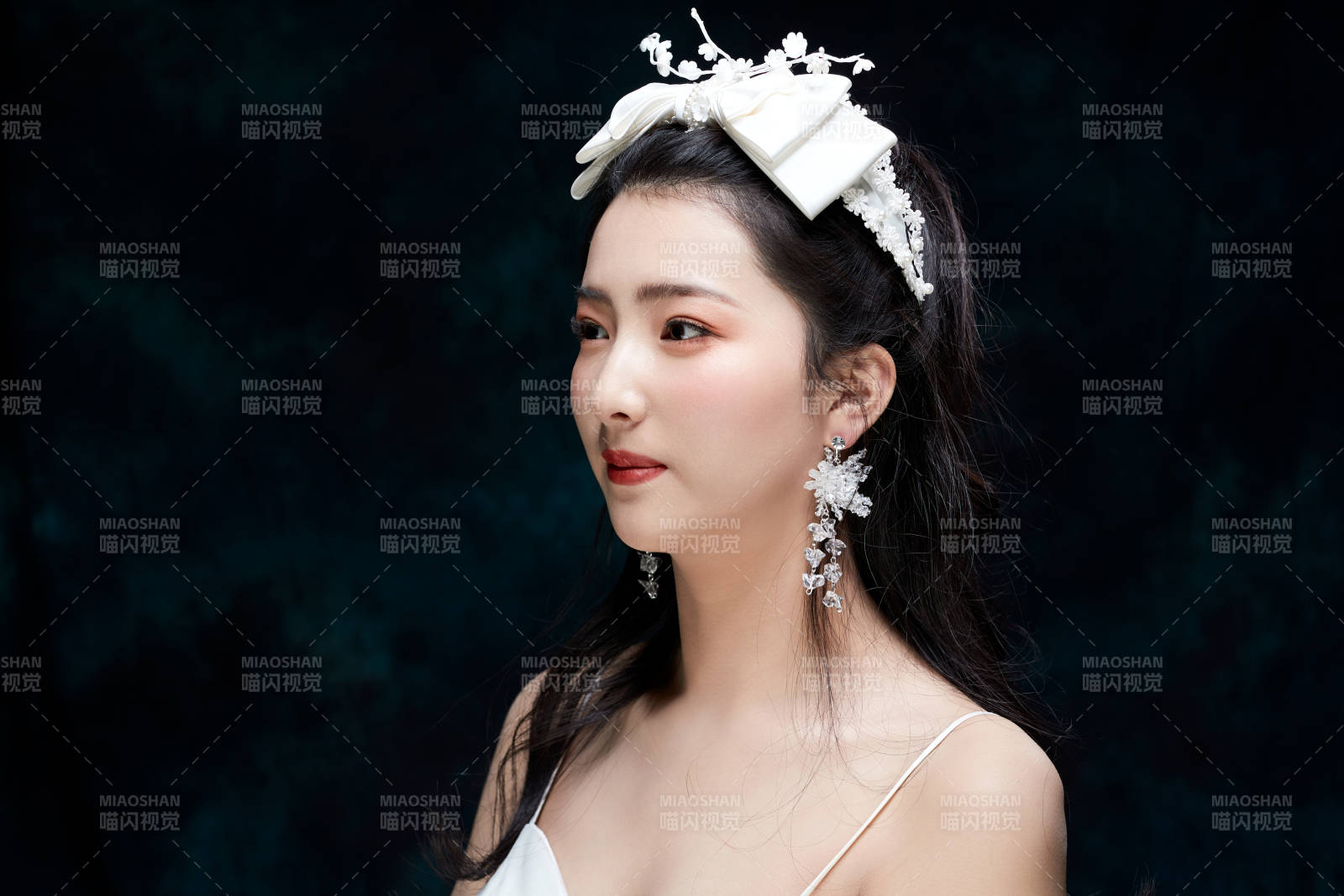 黑色背景下的女性复古婚纱妆面图片