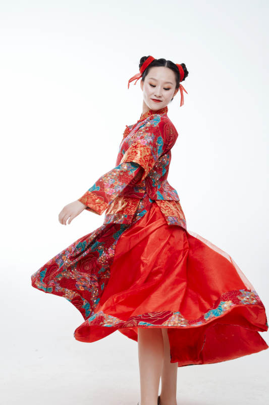 身穿中国传统服饰的青年女性