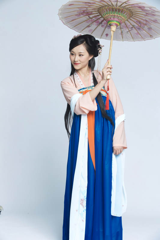 身穿古装的汉服女性人像汉服影棚拍摄