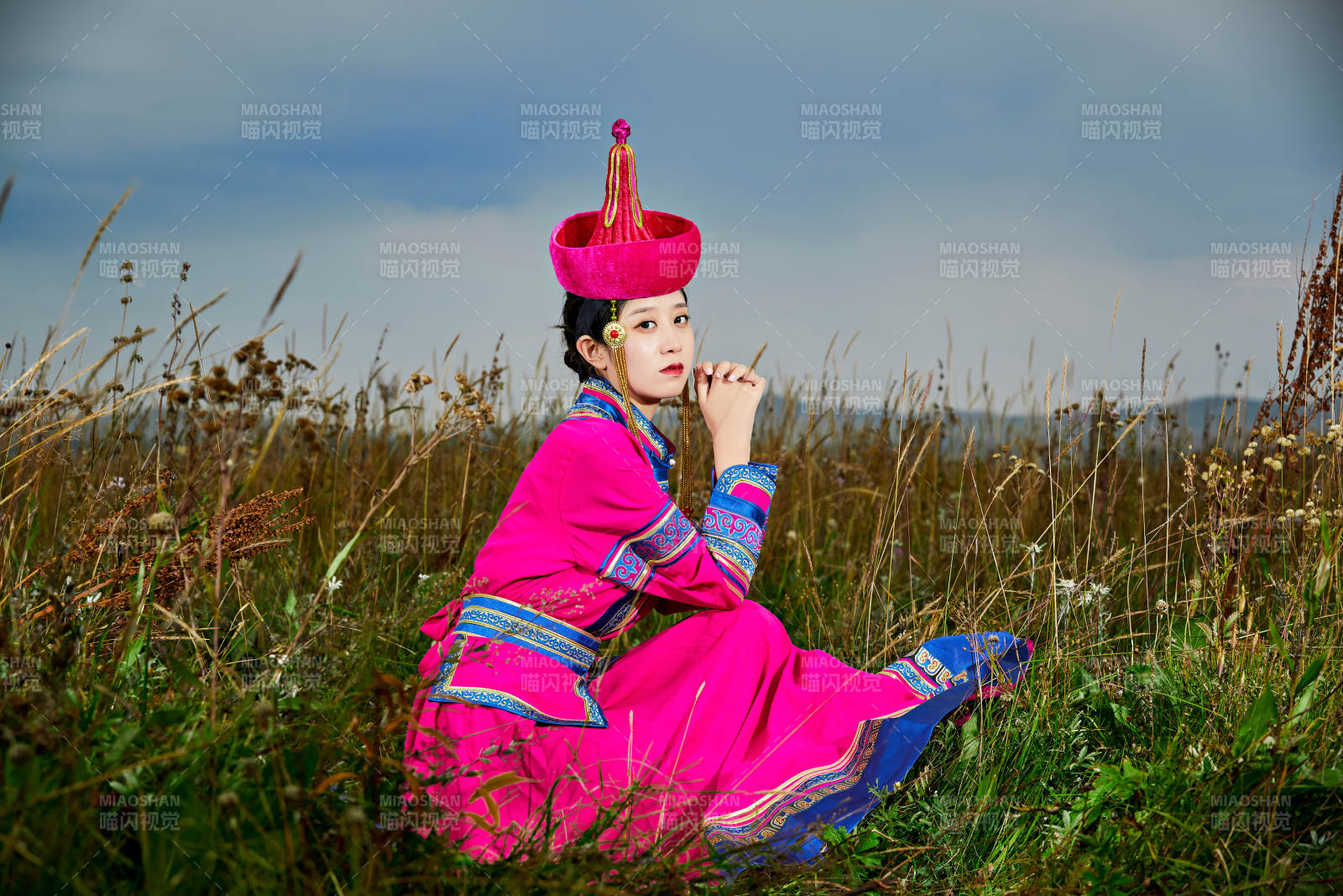 草原上身穿豪华蒙古族服饰的蒙族少女