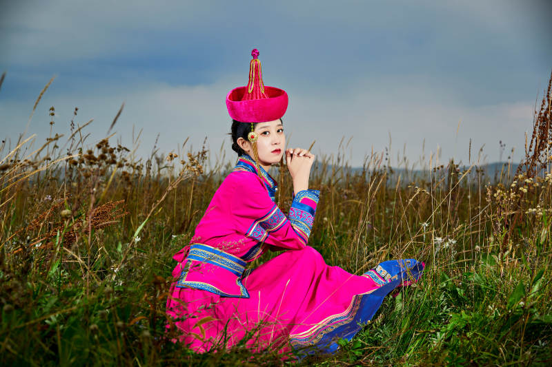 草原上身穿豪华蒙古族服饰的蒙族少女