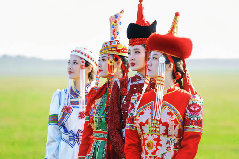 草原上穿着蒙古族传统服饰的亚洲年轻美少女
