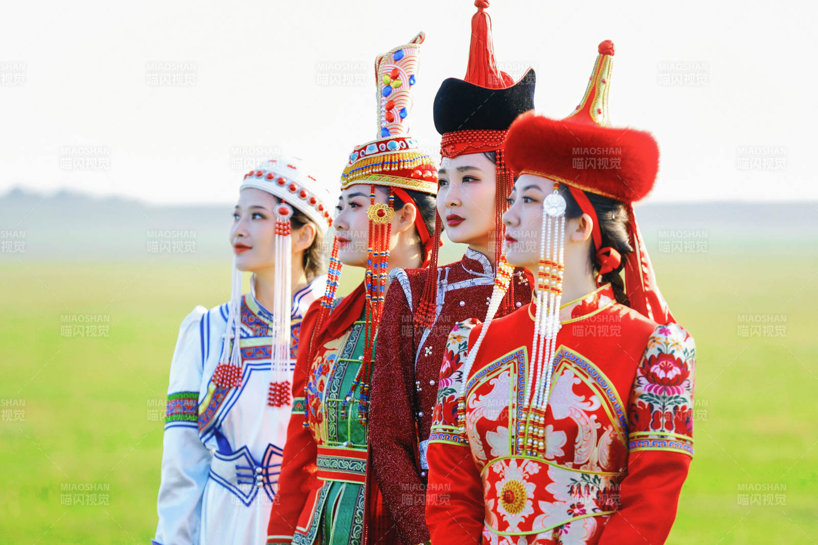 草原上穿着蒙古族传统服饰的亚洲年轻美少女