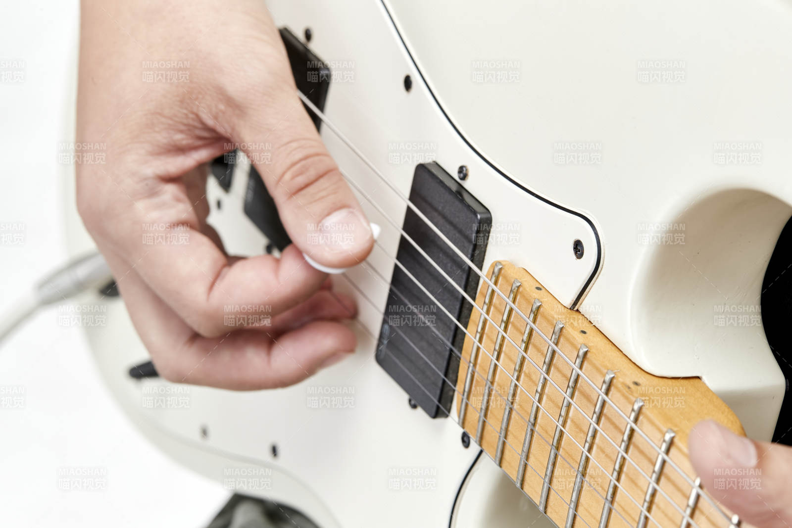 示范演奏搖滾電吉他的亞洲男性樂(lè)手人像局部特寫
