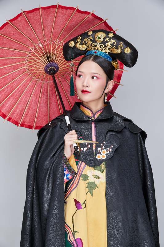 白色背景下的清代女性古装造型清朝古装