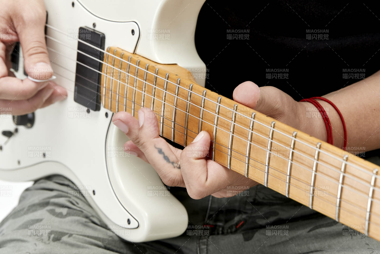 示范演奏搖滾電吉他的亞洲男性樂手人像局部特寫