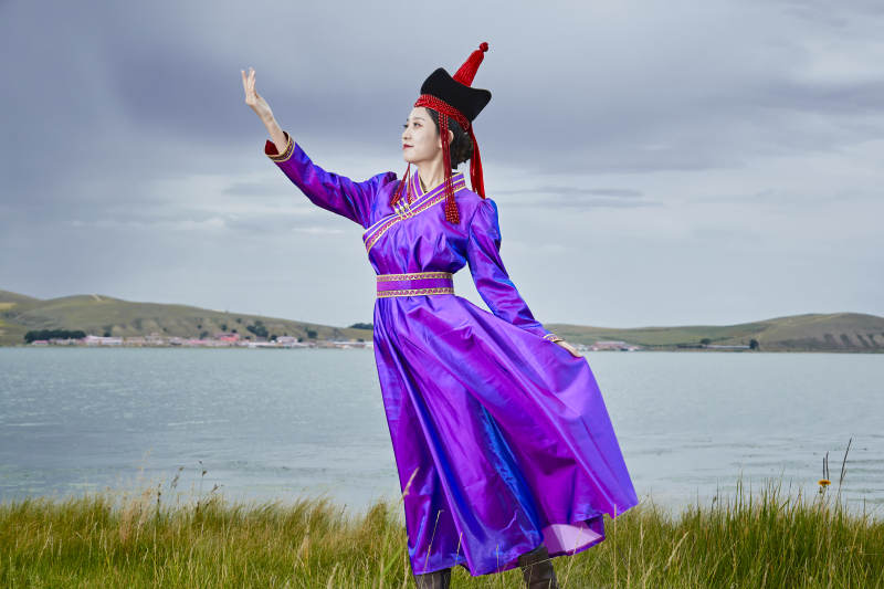 草原上身穿豪华蒙古族服饰的蒙族少女