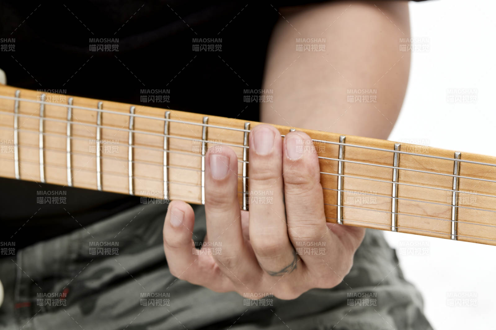 示范演奏搖滾電吉他的亞洲男性樂手人像局部特寫