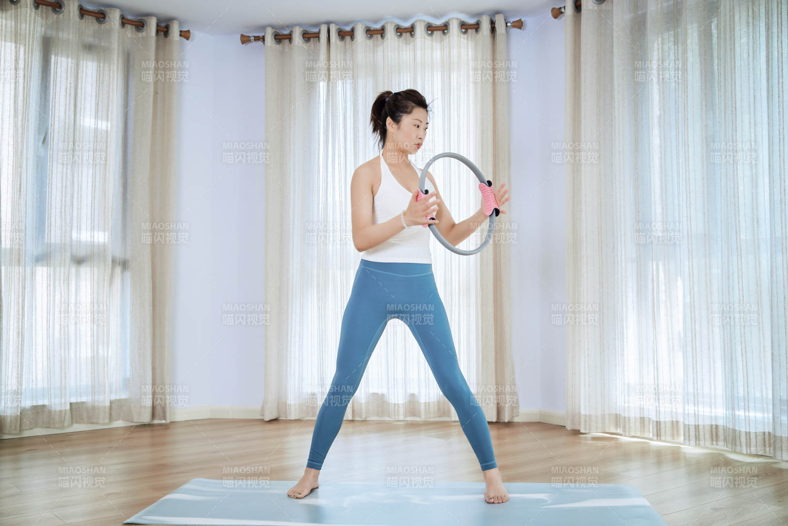 做瑜伽動作的亞洲年輕女性