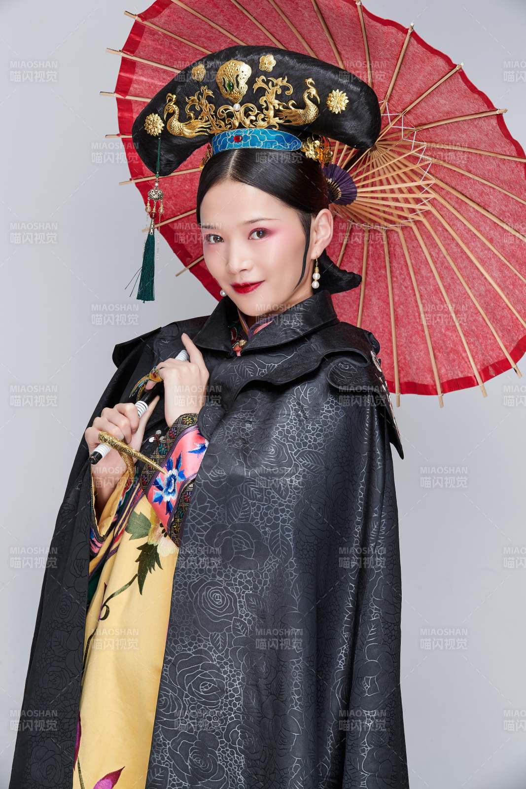 白色背景下的清代女性古装造型清朝古装