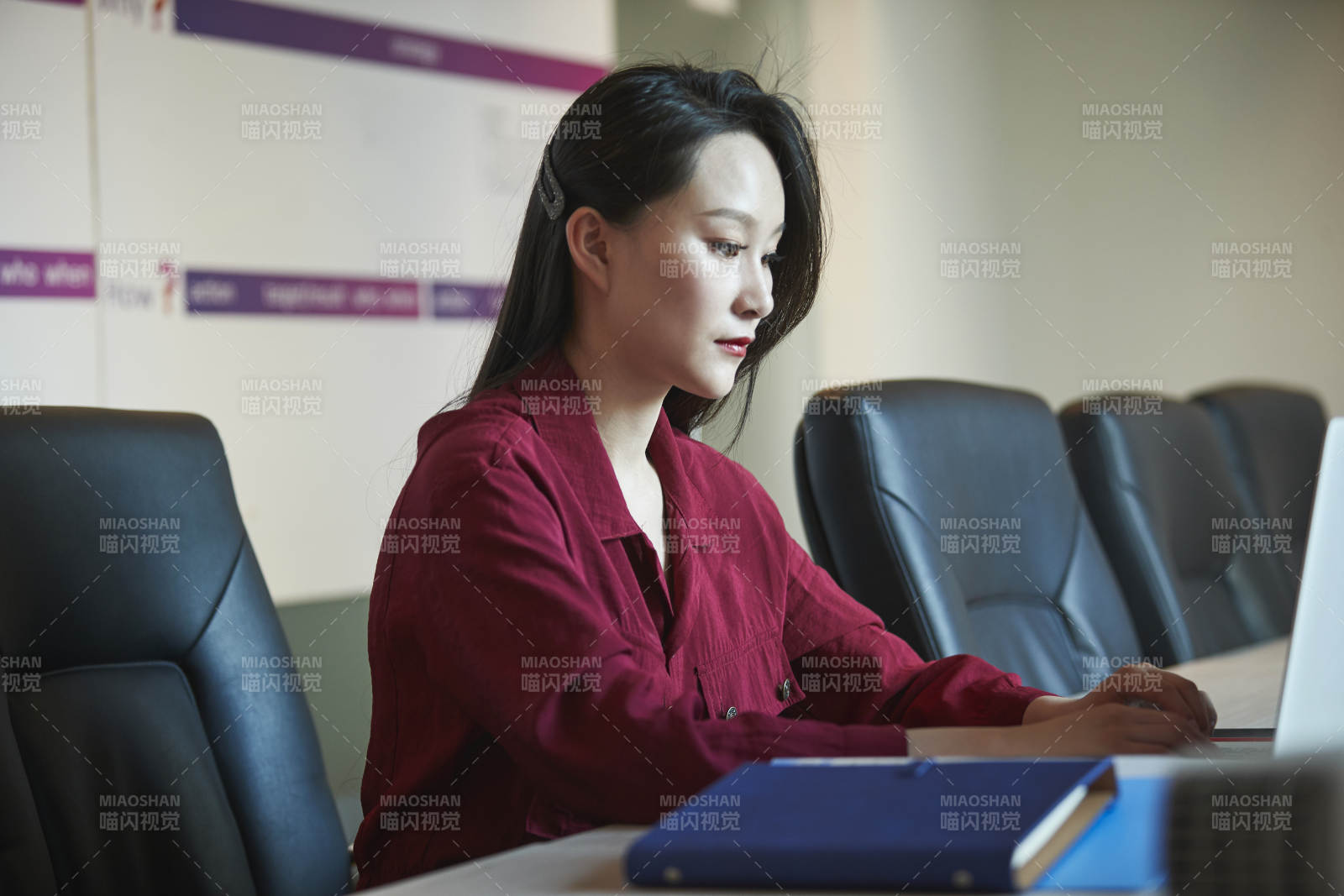 亞洲年輕女性商務(wù)人士在電腦前辦公