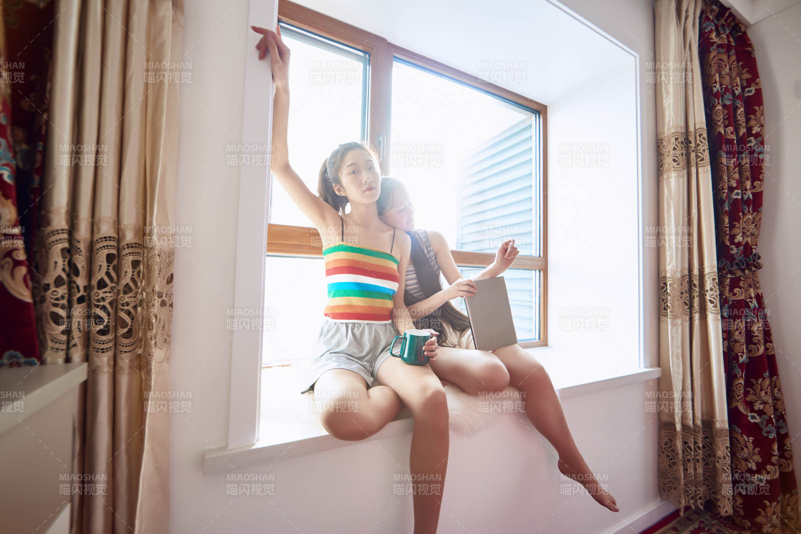 午后坐在飄窗上追劇休息的閨蜜少女