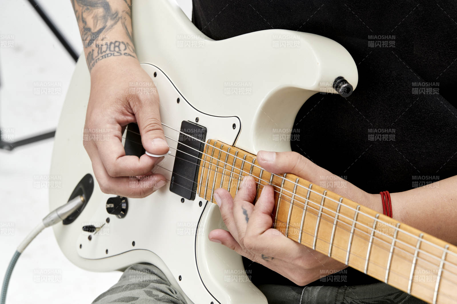 示范演奏搖滾電吉他的亞洲男性樂手人像局部特寫