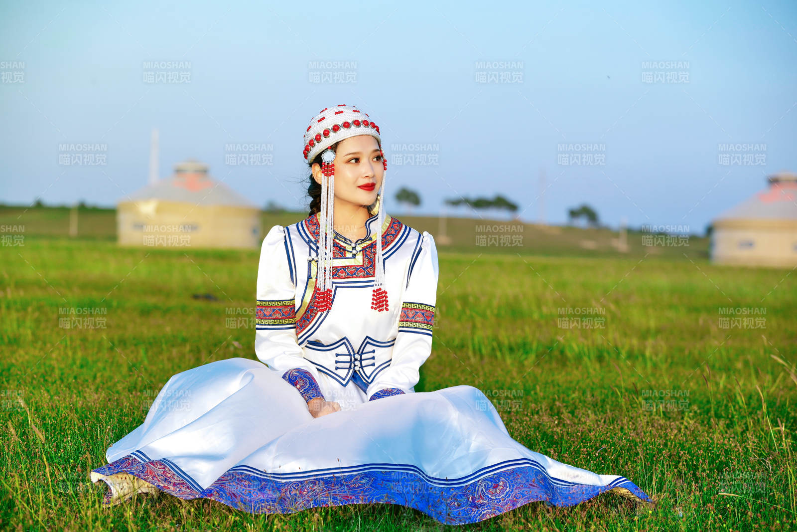 草原上穿着蒙古族传统服饰的亚洲年轻美少女图片