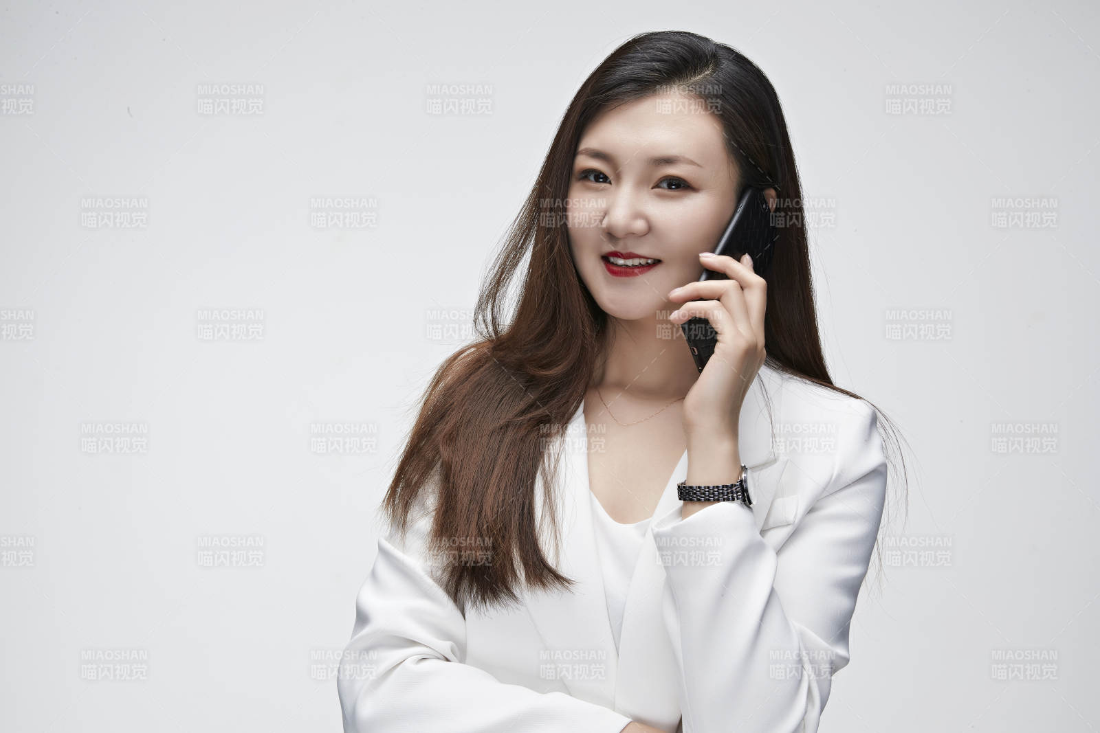 影棚拍攝白色背景亞洲年輕女性商務人像