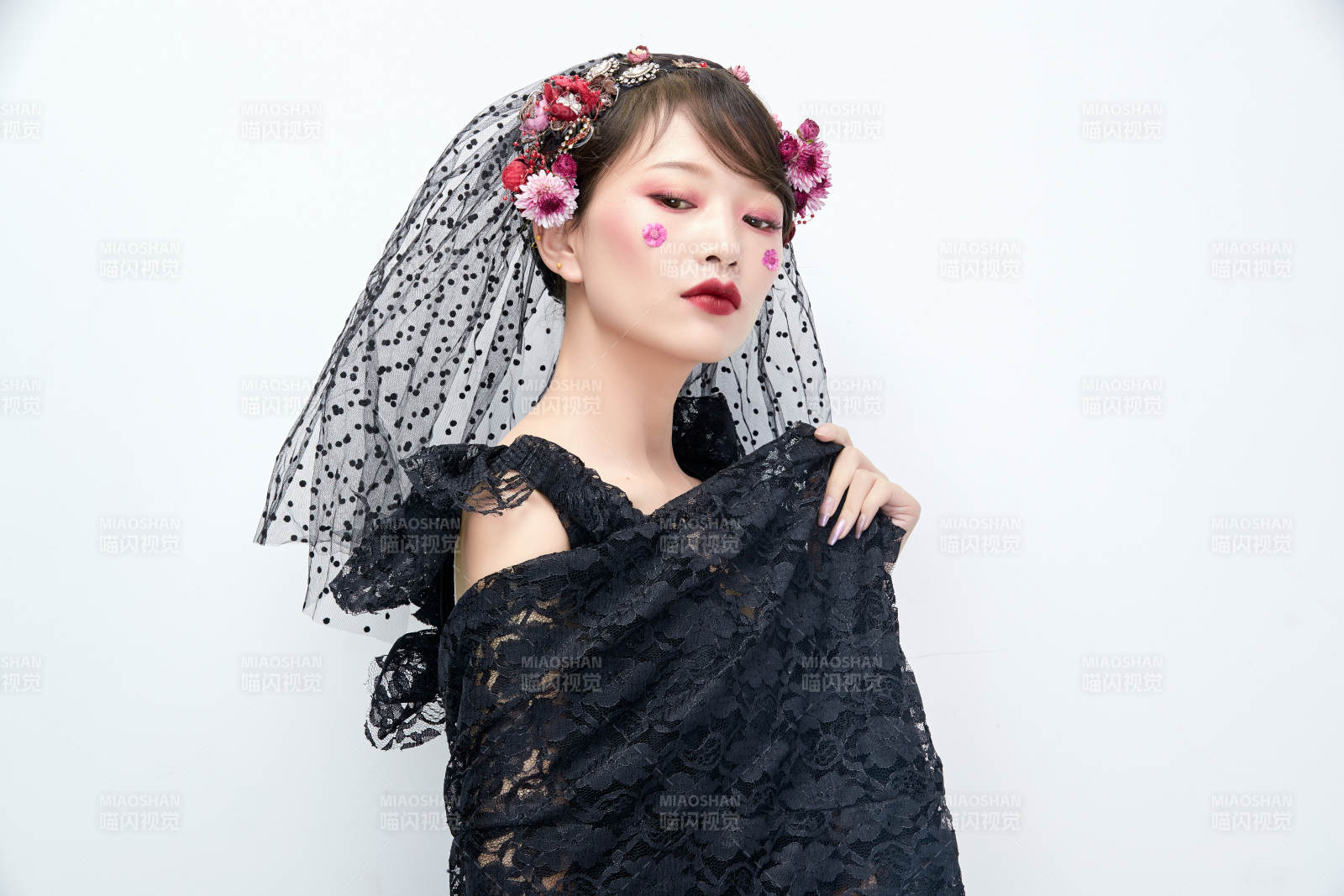 白色背景下的新娘彩妝美女人像