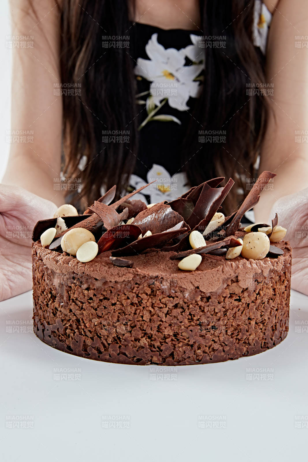 喝紅酒品嘗蛋糕的年輕女性