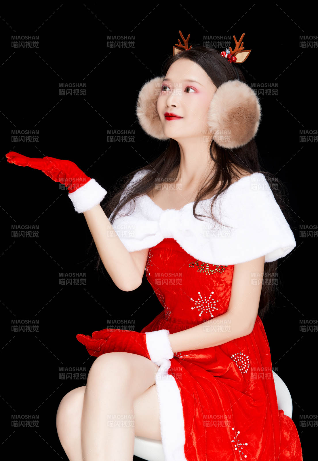 身穿圣誕服飾手提購物袋性感可愛的圣誕女郎