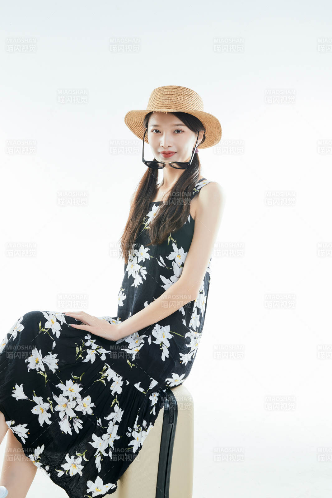 白色背景下準備出發旅行的美麗東方女大學生