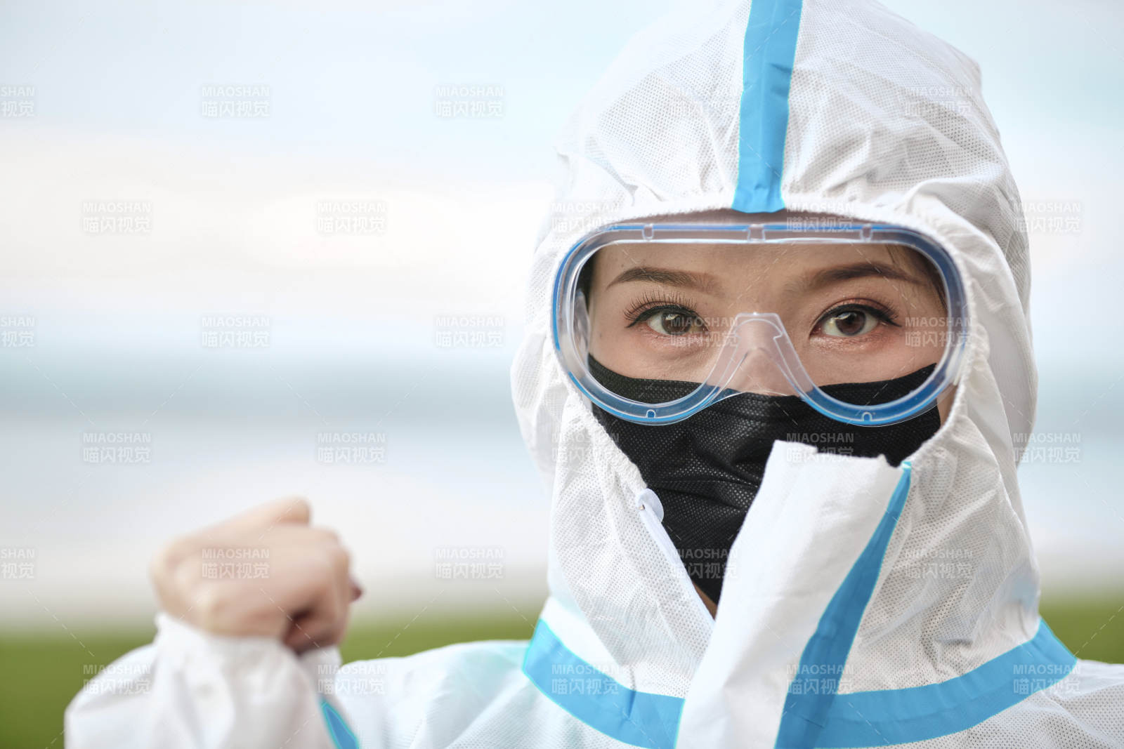 穿白色防护服佩戴护目镜口罩的女性防护人员