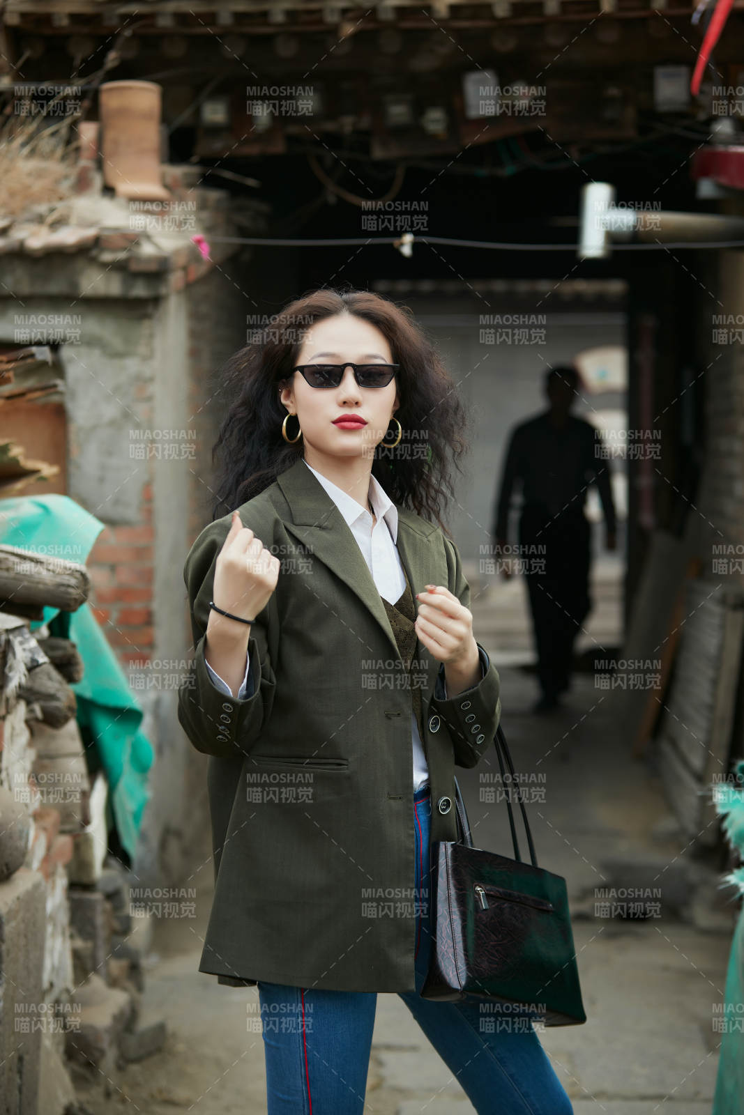 老舊城區里穿著復古港風的美麗清純少女