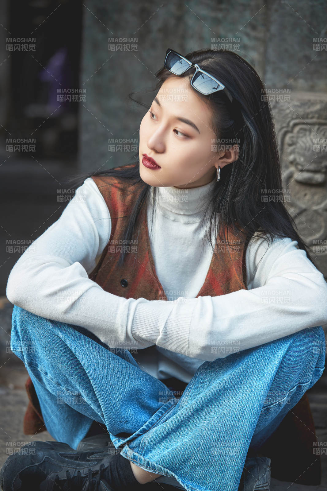 老舊城區(qū)里穿著復(fù)古港風(fēng)的美麗清純少女