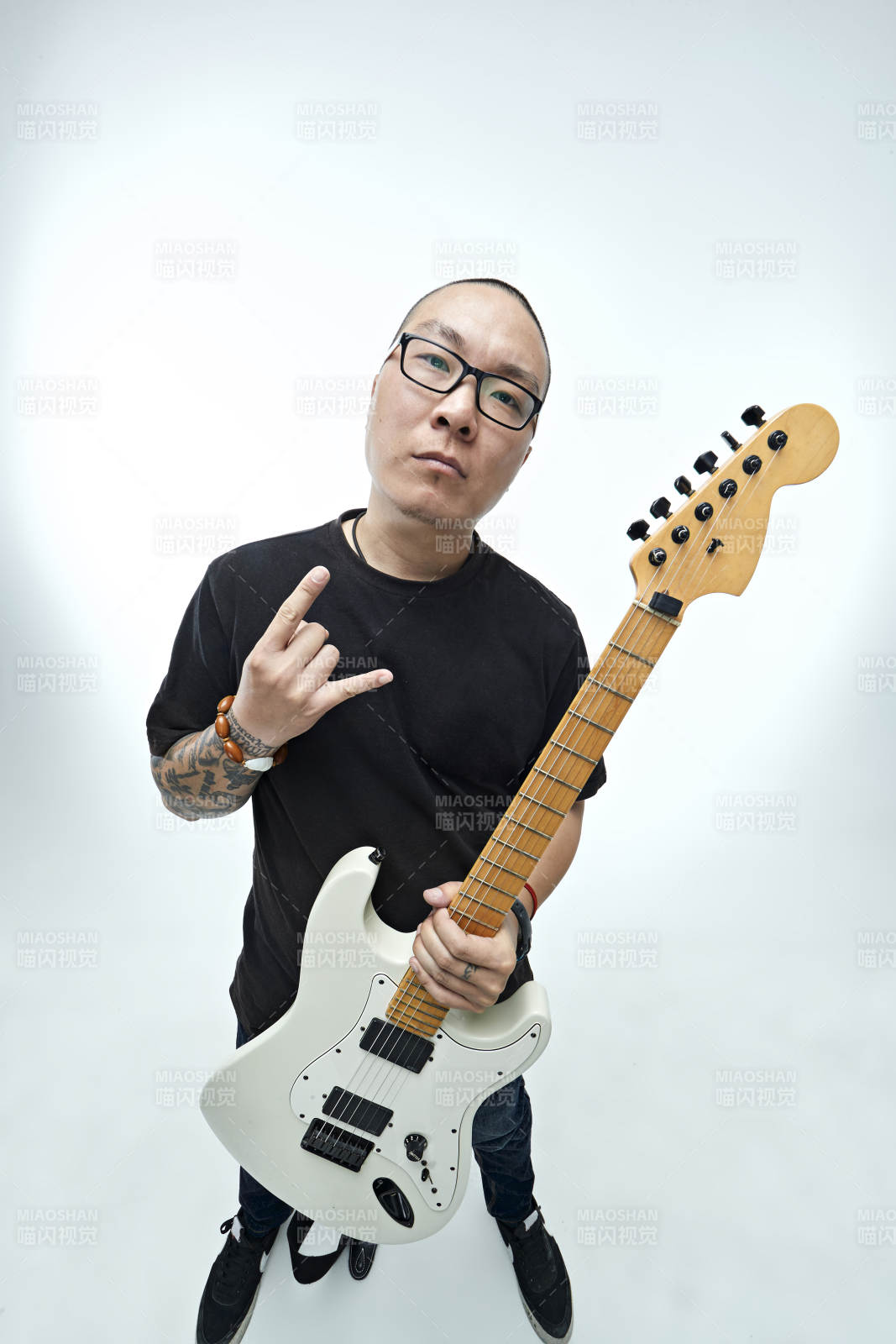 手持電吉他展示演奏的亞洲男性搖滾樂手人像