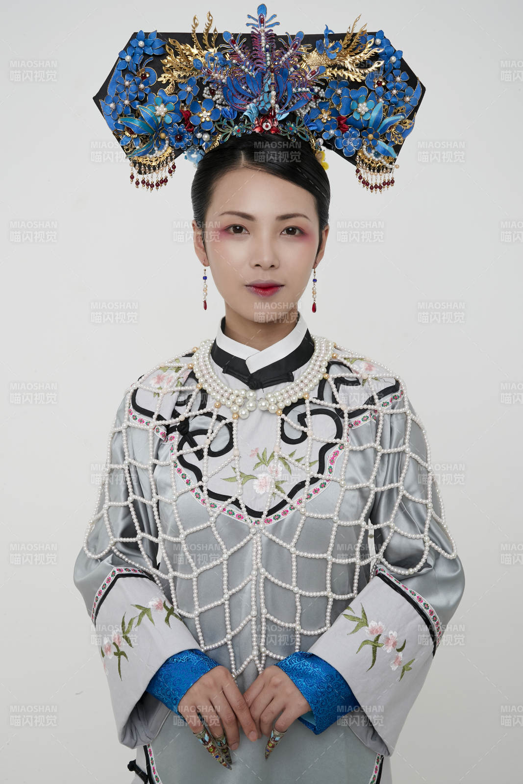 白色背景下的清代女性古装造型清朝古装图片