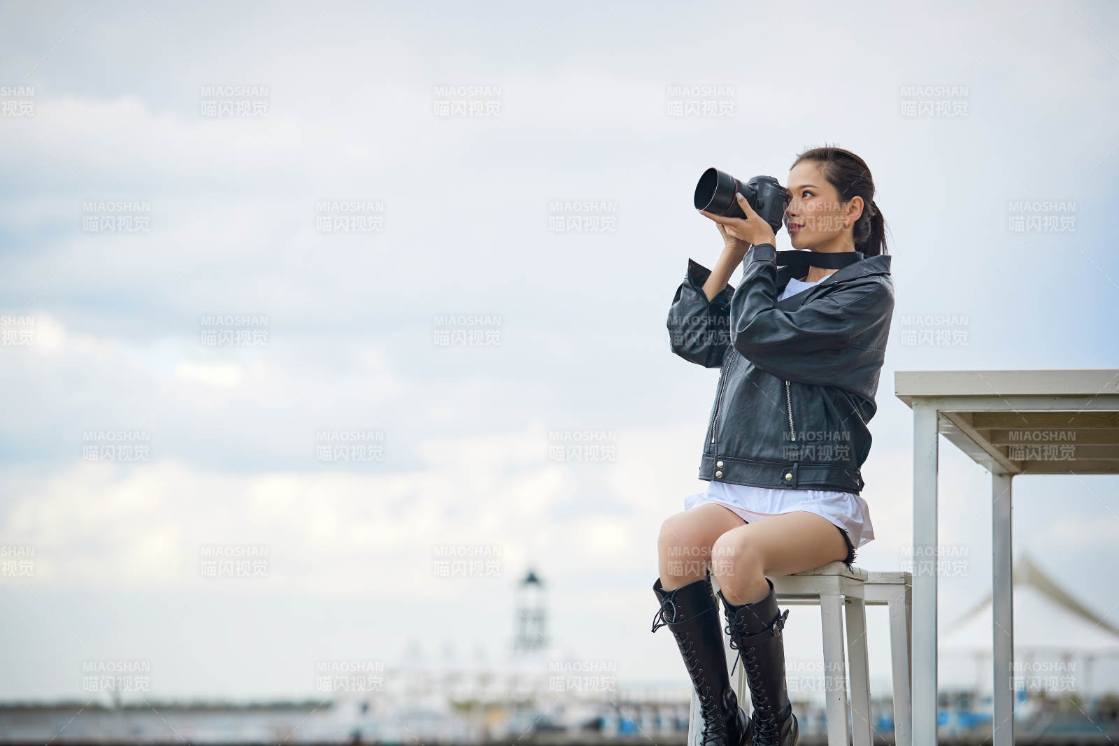 戶外湖畔進(jìn)行拍攝的亞洲青年女性攝影師