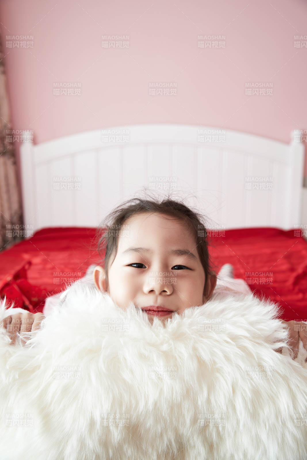 在家玩耍的亞洲小女孩