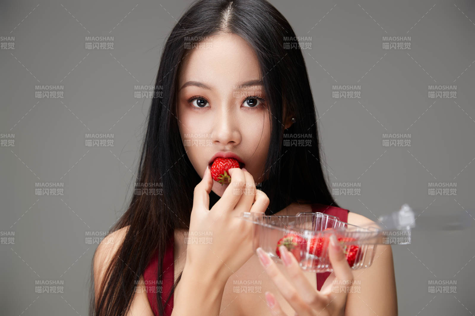 吃水果的亞洲東方長發(fā)少女