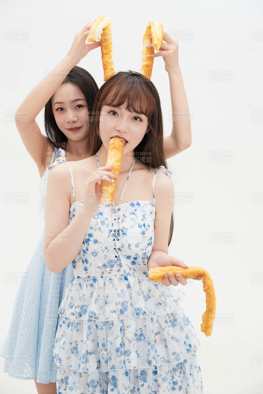 吃油條的亞洲可愛美女閨蜜